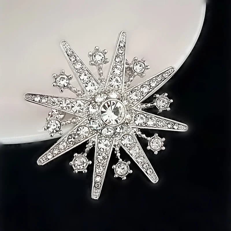 luxury Rhinestone Snowflake Brooches Women Eight Pointed Star Corsage Clothing Accessories Suit Pins Christmas Jewelry Lady Gift
