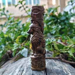 Handcrafted Wooden Wolf Totem Sculpture, a Decorative Craft Item Suitable for Creative Home Desktop Decorations, Creative Desktop Ornaments, Party Decorations, Housewarming Gifts, Indoor Decorations, Tabletop Decorations, Christmas Decorations, and Statue Ornaments