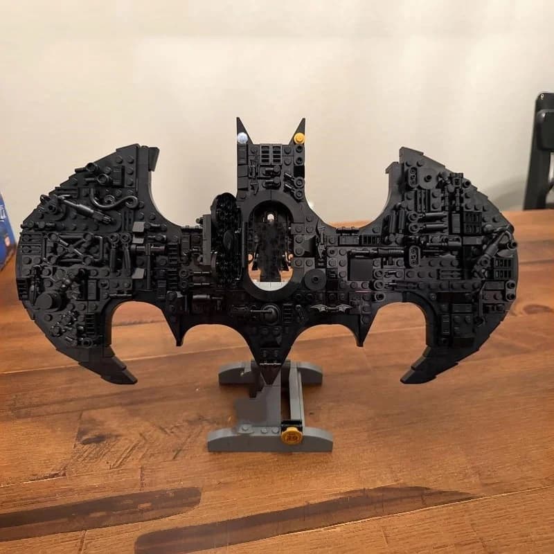 2026 New 678pcs Bat-Signal Logo Dispaly Model Building Bricks Super Hero Symbol Christmas Birthday Toy for Family Decor Gifts