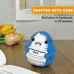 1 Piece of Mini Positive Energy Crochet Animal, Fun and Inspirational Birthday Gift for Women, Men, Friends, and Colleagues, in the Shape of a Shark, Duck, or Cat, Comes with a Positive Energy Card, Warm and Cute Decoration for Birthdays, Christmas, and Valentine's Day