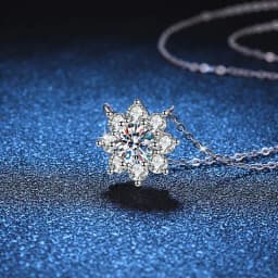 NeeTim 1CT Moissanite Sparkling Necklace For Woman Pendant 925 Silver Plated with White Gold Chains Party Bridal Fine Jewelry