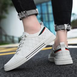 Men's lightweight skate shoes, everyday casual sneakers for men, colors: white and beige, sizes 39 to 46.