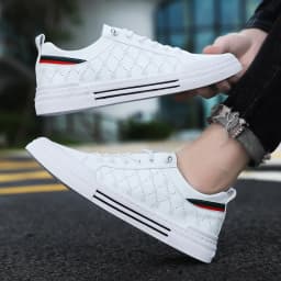 Men's lightweight skate shoes, everyday casual sneakers for men, colors: white and beige, sizes 39 to 46.