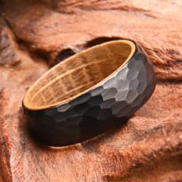 8mm Black Hammered Whiskey Barrel Ring, Wedding Band Ring for Men, Wooden Tungsten Engagement Ring, Unique Gift for Boyfriend。