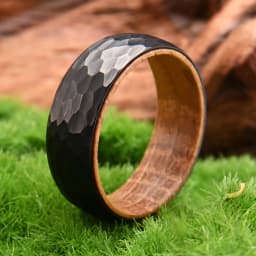 8mm Black Hammered Whiskey Barrel Ring, Wedding Band Ring for Men, Wooden Tungsten Engagement Ring, Unique Gift for Boyfriend。