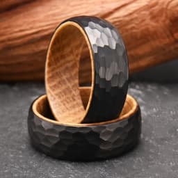 8mm Black Hammered Whiskey Barrel Ring, Wedding Band Ring for Men, Wooden Tungsten Engagement Ring, Unique Gift for Boyfriend。