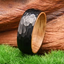 8mm Black Hammered Whiskey Barrel Ring, Wedding Band Ring for Men, Wooden Tungsten Engagement Ring, Unique Gift for Boyfriend。