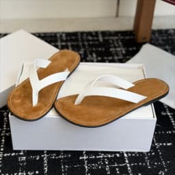The New Thong Sandals Are Made of Fine Calf Leather, Leather Lining, Fashionable Round Toe Rubber Sole, Craftsmanship and Simple