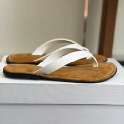 The New Thong Sandals Are Made of Fine Calf Leather, Leather Lining, Fashionable Round Toe Rubber Sole, Craftsmanship and Simple