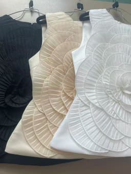TWOTWINSTYLE Patchwork Appliques T Shirts for Women O Neck Sleeveless Slimming Solid Spliced Zipper T Shirt Female Fashion 2026