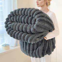 Warm and comfortable striped flannel blanket, faux rabbit fur blanket, soft and warm sofa blanket, ideal for napping, office use