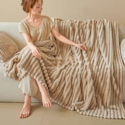 Warm and comfortable striped flannel blanket, faux rabbit fur blanket, soft and warm sofa blanket, ideal for napping, office use
