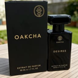 Oakcha Desiree Desire perfume is an advanced and charming dark wood flower fragrance. Huoxiang, Sandalwood, and Musk, cool and lazy, with a mysterious and seductive aura. The black bottle has a high-end texture and a long-lasting fragrance.
