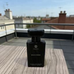 Oakcha Desiree Desire perfume is an advanced and charming dark wood flower fragrance. Huoxiang, Sandalwood, and Musk, cool and lazy, with a mysterious and seductive aura. The black bottle has a high-end texture and a long-lasting fragrance.