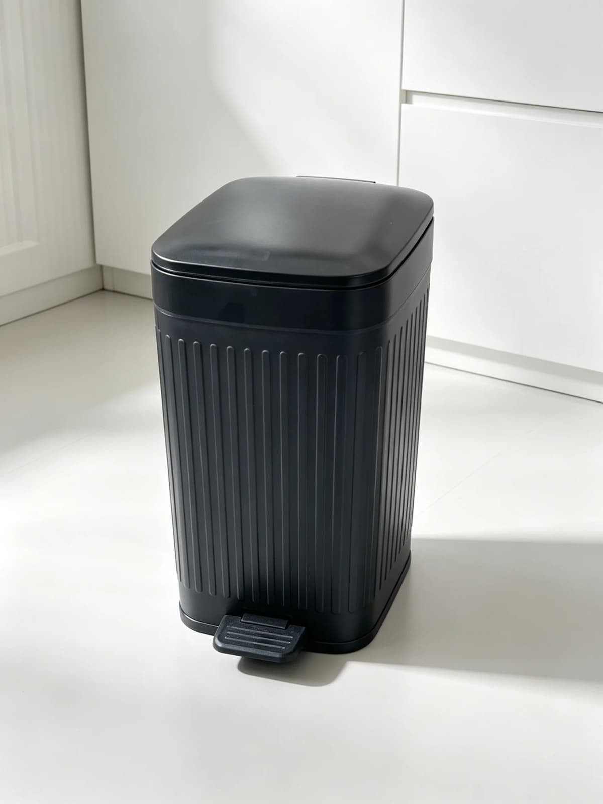 Foot Pedal Textured Trash Can, Odor Proof Waterproof Large Capacity with Lid
