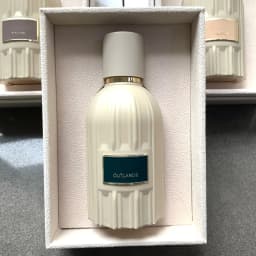 Amouage Outlands Breath of the Wilderness, mixed with a steady scent of amber and moss, the rice white vertical grain bottle carries the distance and tenderness of the wilderness, unlocking the free sense of smell of neutral wood tones