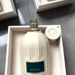 Amouage Outlands Breath of the Wilderness, mixed with a steady scent of amber and moss, the rice white vertical grain bottle carries the distance and tenderness of the wilderness, unlocking the free sense of smell of neutral wood tones