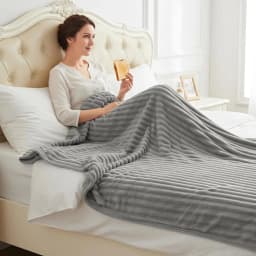 1PC Striped Flannel Blanket, Luxury Double-Sided Fabric, Soft Polyester Warm Throw, Suitable For Sofa Office Camping, Ideal Xmas Gift