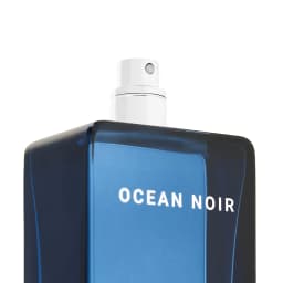 Ocean Noir men's perfume, with a fresh ocean top note and a calm wooden tail tone, can be used in work, dating and formal occasions.