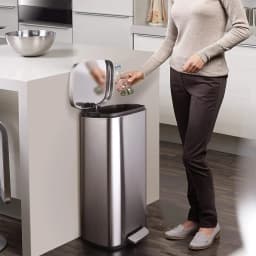 Homfa 30L Stainless Steel Step Trash Can Kitchen Garbage Can W/ Soft Close, Black,White, Silver, Gray, Red