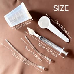 Bird Medicine Feeding Kit in a Box, Includes 10 Feeding Tubes, 5 Syringes, 5 Small Spoons, 1 Large Spoon, 1 Graduated Measuring Cup, and a Storage Box, Suitable for Feeding Birds Medicine, Feeding Them Milk, and Feeding Them Food. the Syringes Have Graduations for Precise Dosing, Easy to Carry and Convenient to Store, a Must-Have for Home Bird Care