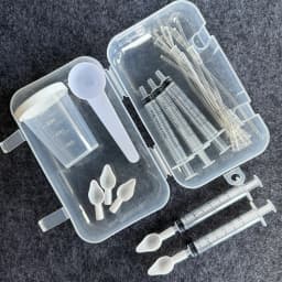 Bird Medicine Feeding Kit in a Box, Includes 10 Feeding Tubes, 5 Syringes, 5 Small Spoons, 1 Large Spoon, 1 Graduated Measuring Cup, and a Storage Box, Suitable for Feeding Birds Medicine, Feeding Them Milk, and Feeding Them Food. the Syringes Have Graduations for Precise Dosing, Easy to Carry and Convenient to Store, a Must-Have for Home Bird Care