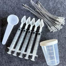 Bird Medicine Feeding Kit in a Box, Includes 10 Feeding Tubes, 5 Syringes, 5 Small Spoons, 1 Large Spoon, 1 Graduated Measuring Cup, and a Storage Box, Suitable for Feeding Birds Medicine, Feeding Them Milk, and Feeding Them Food. the Syringes Have Graduations for Precise Dosing, Easy to Carry and Convenient to Store, a Must-Have for Home Bird Care