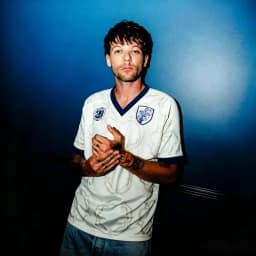 2026 New Louis Tomlinson Jersey, V-neck Breathable Mesh Trendy and Versatile Short-sleeved T-shirt Unisex Sports Casual T-shirt.
