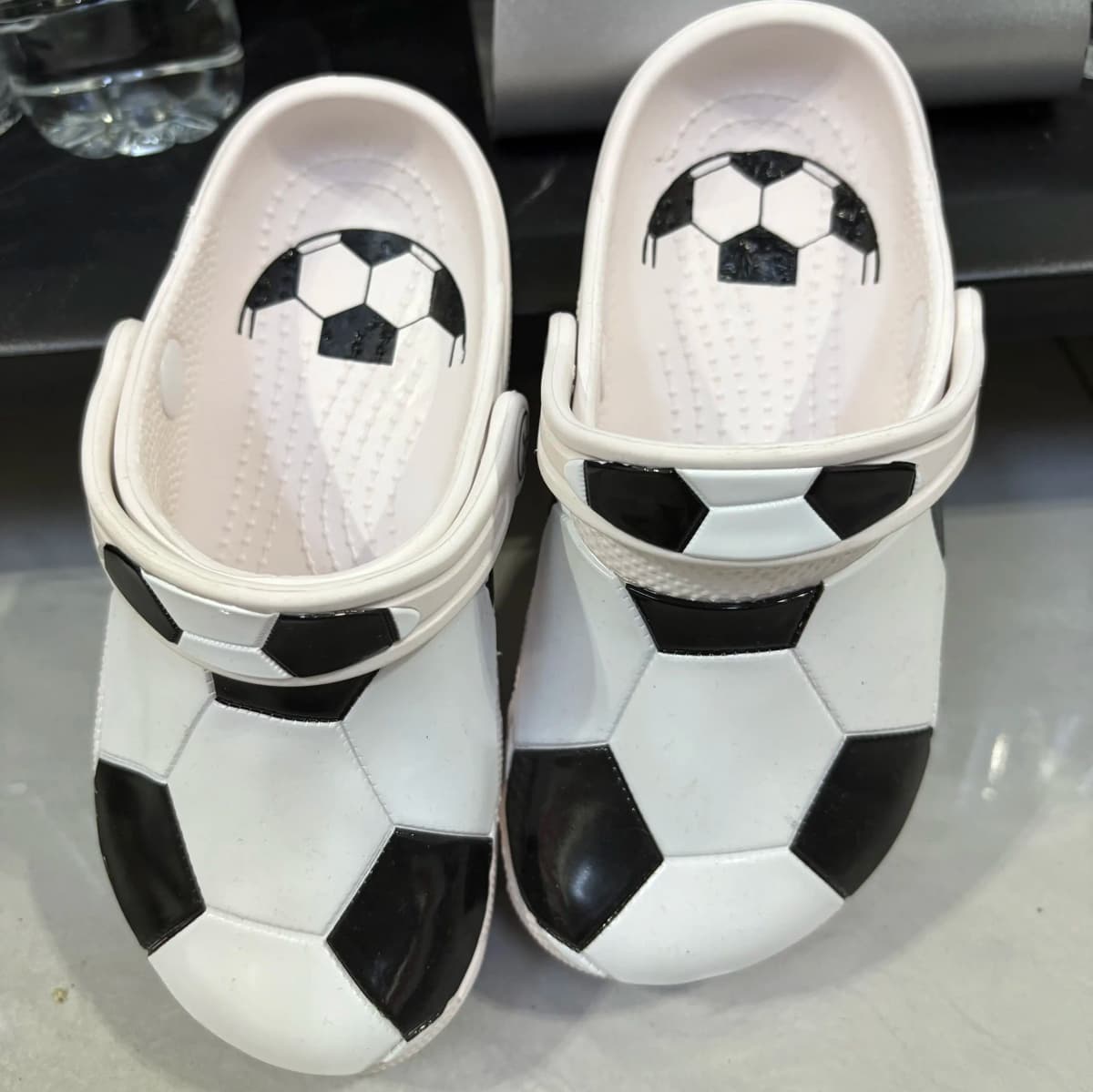 New Children Football Style Summer Hole Slippers Shoes Soft-Soled Beach Shoes Breathable Lightweight Casual Fashion Sandals Gift