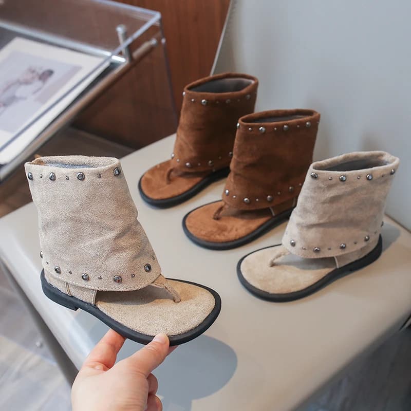 Little Girls Ankle Boots Suede Leather Sandals 2026 New Summer Kids Rivets Vacation Beach Shoes Soft Sole Simple Retro Footwear