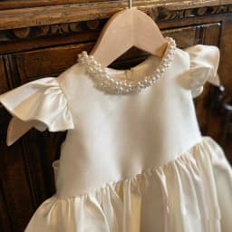 2026 New White Sparkly Pearls Kids Princess Gown For Piano Performance Elegant Simple Oneck Sleeveless Girls Dresses 80-160cm