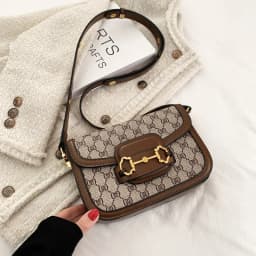 2026 Fashion Retro Saddle Bag: A Classic and Versatile Small Square Bag Suitable for Women's Daily Outings and Commutes. A Shoul
