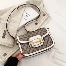 2026 Fashion Retro Saddle Bag: A Classic and Versatile Small Square Bag Suitable for Women's Daily Outings and Commutes. A Shoul