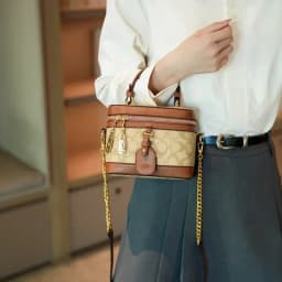 Modern trendy zipper crossbody bag with luxurious design chain strap shoulder bag, women's outdoor casual handbag