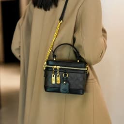 Modern trendy zipper crossbody bag with luxurious design chain strap shoulder bag, women's outdoor casual handbag