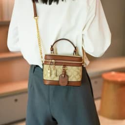 Modern trendy zipper crossbody bag with luxurious design chain strap shoulder bag, women's outdoor casual handbag