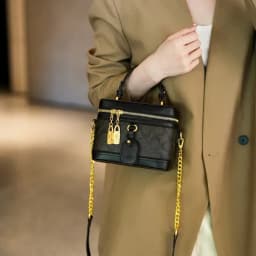 Modern trendy zipper crossbody bag with luxurious design chain strap shoulder bag, women's outdoor casual handbag