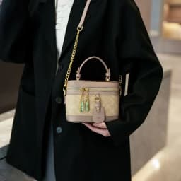 Modern trendy zipper crossbody bag with luxurious design chain strap shoulder bag, women's outdoor casual handbag