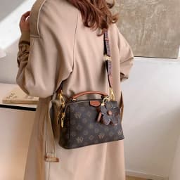 Luxury Parisian-Inspired Tote Bag for Women Elegant Crossbody Handbag Vintage Minimalist Leather with Fashionable Detailing