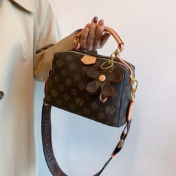 Luxury Parisian-Inspired Tote Bag for Women Elegant Crossbody Handbag Vintage Minimalist Leather with Fashionable Detailing