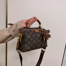 Luxury Parisian-Inspired Tote Bag for Women Elegant Crossbody Handbag Vintage Minimalist Leather with Fashionable Detailing