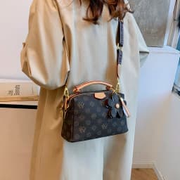 Luxury Parisian-Inspired Tote Bag for Women Elegant Crossbody Handbag Vintage Minimalist Leather with Fashionable Detailing