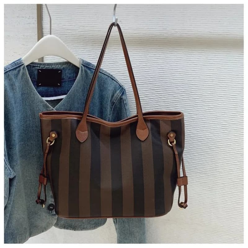 Luxury Designer Diaper Bags Women's Elegant Crossbody Bag Minimalist Fashionable Shoulder Bag Simple Leather Large Capacity