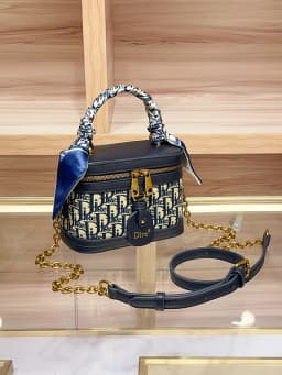 Vintage Style Elegant Crossbody Diaper Bag: Luxury Women's Handbag With Designer Details And Large Capacity For Messenger Tote