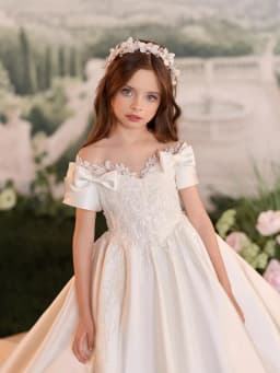 New Arrival Luxury Satin Girls Dresses Formal Evening Gown Sweet Elegant Beaded Bow Kids Princess Gown Wedding Party Dresses