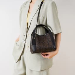 Famous design women's chain strap crossbody bag outdoor casual handbag daily use fashionable shoulder bag