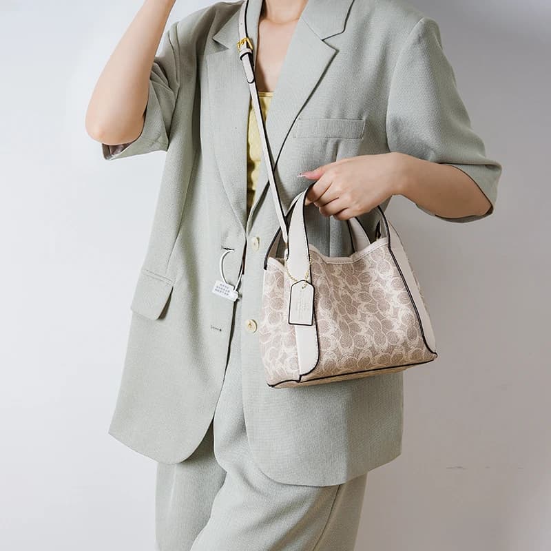 Famous design women's chain strap crossbody bag outdoor casual handbag daily use fashionable shoulder bag