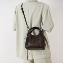 Famous design women's chain strap crossbody bag outdoor casual handbag daily use fashionable shoulder bag