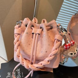 Star Print Drawstring Bucket Bag for Women, Braided Wide Shoulder Strap, Detachable Plush Doll Pendant, Mini Crossbody Bucket Purse, Multiple Colors Available
