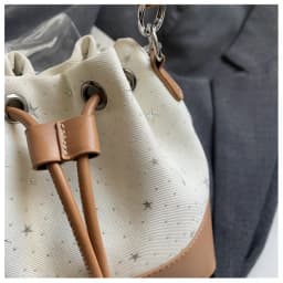 Star Print Drawstring Bucket Bag for Women, Braided Wide Shoulder Strap, Detachable Plush Doll Pendant, Mini Crossbody Bucket Purse, Multiple Colors Available